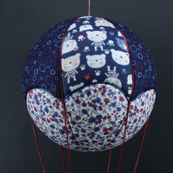 Tissus imprimés oursons, bulles et fleurs, pour une jolie montgolfière de décoration. Atelier à Villefranque (64)