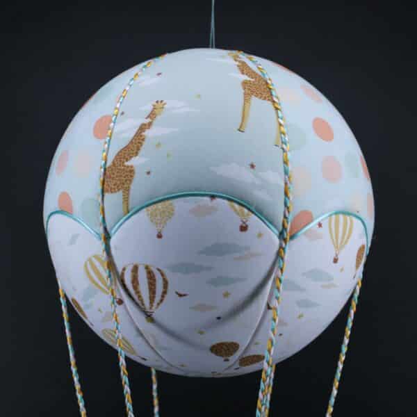 Tissus imprimés girafes et montgolfières, pour une jolie montgolfière de décoration. Atelier à Villefranque (64)