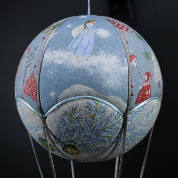 Tissus imprimés sur le thème de Noël pour une jolie montgolfière de décoration spéciale Fêtes. Atelier à Villefranque (64)