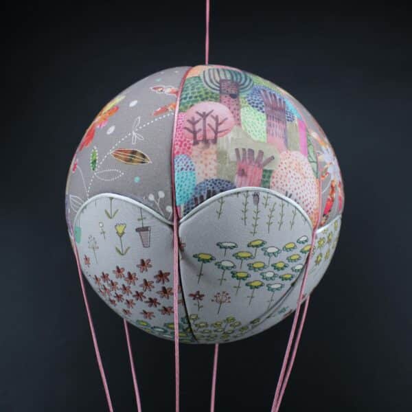 Tissus imprimés arbres et fleurs, pour une jolie montgolfière de décoration. Atelier à Villefranque (64)