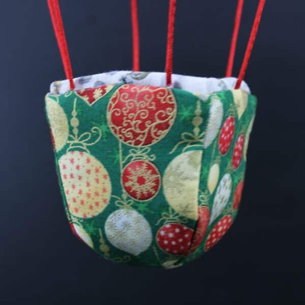 Panier en tissu imprimé boules rouges et dorées pour une jolie montgolfière de Noël. Atelier à Villefranque (64)
