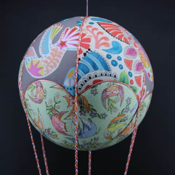 Tissus imprimés oiseaux, pour une jolie montgolfière de décoration. Atelier à Villefranque (64)