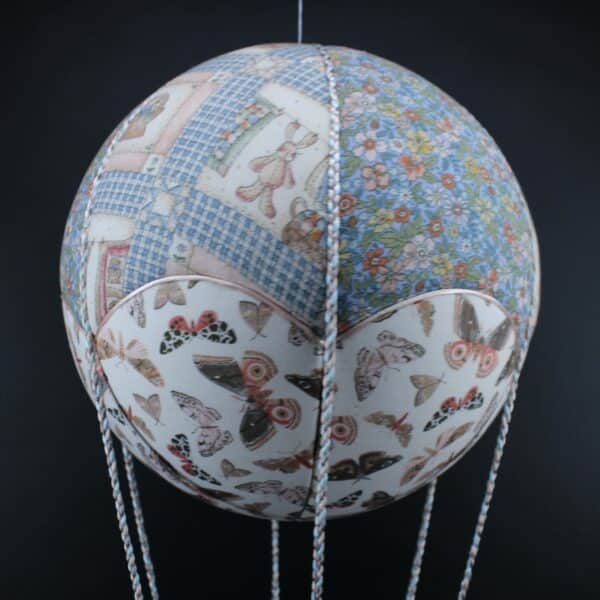 Tissus imprimés papillons et jouets, pour une jolie montgolfière de décoration. Atelier à Villefranque (64)