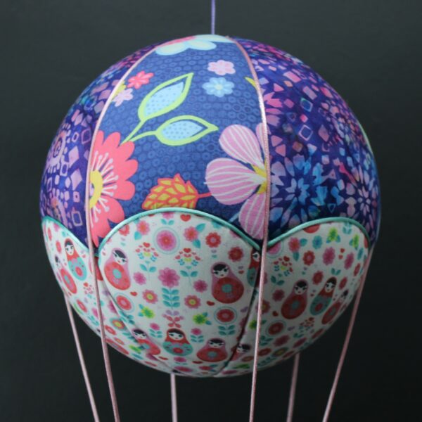 Tissus imprimés fleurs et matriochkas, pour une jolie montgolfière de décoration. Atelier à Villefranque (64)