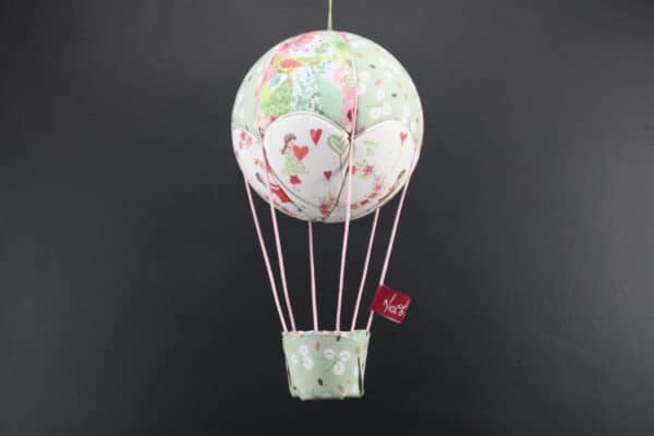 Montgolfière en tissus imprimés fleurs et petits cœurs. Cadeau de naissance idéal. Travail d'incrustation sur une boule de polystyrène. Atelier à Villefranque (64)