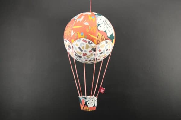 Montgolfière en tissus imprimés animaux sauvages et fleurs. Cadeau de naissance idéal. Travail d'incrustation sur une boule de polystyrène. Atelier à Villefranque (64)