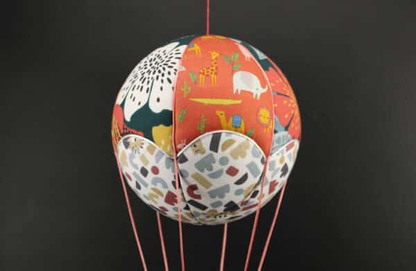 Tissus imprimés animaux sauvages et fleurs, pour une jolie montgolfière de décoration. Atelier à Villefranque (64)