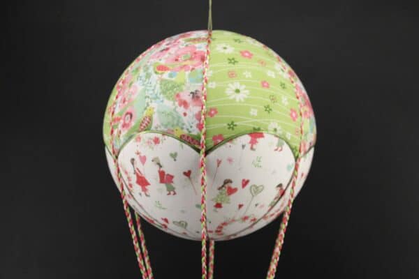 Tissus imprimés fleurs et petits cœurs , pour une jolie montgolfière de décoration. Atelier à Villefranque (64)