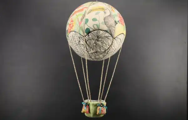 Montgolfière de décoration Un air d' exotisme, en tissus imprimés fleurs. Travail d'incrustation sur une boule de polystyrène. Cadeau original pour petits et grands. Atelier à Villefranque (64)