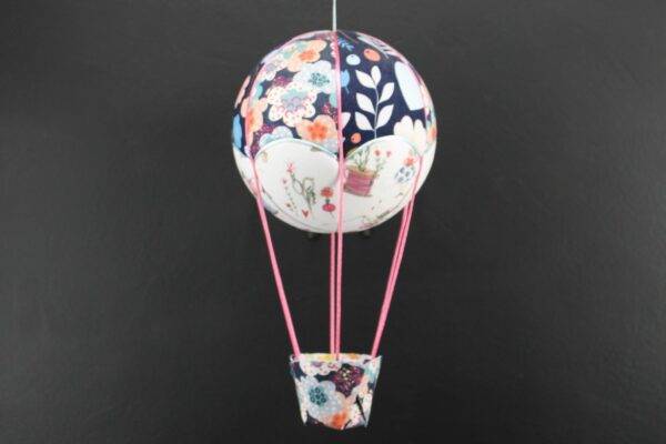 Montgolfière en tissus imprimés fleurs et petites fées couturières pour petits et grands. Travail d'incrustation sur une boule de polystyrène. Atelier à Villefranque (64)