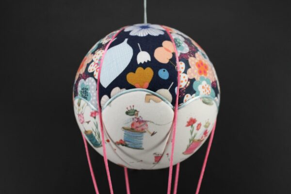 Tissus imprimés fleurs et petites fées couturières, pour une jolie montgolfière de décoration. Atelier à Villefranque (64)