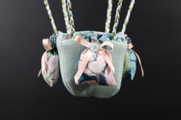 Panier en tissu molletonné, muni de petits sacs "lest" pour une jolie montgolfière "déco". Atelier à Villefranque (64)