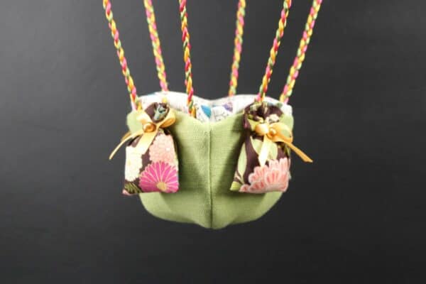 Panier en tissu molletonné, muni de petits sacs "lest" pour une jolie montgolfière "déco". Atelier à Villefranque (64)