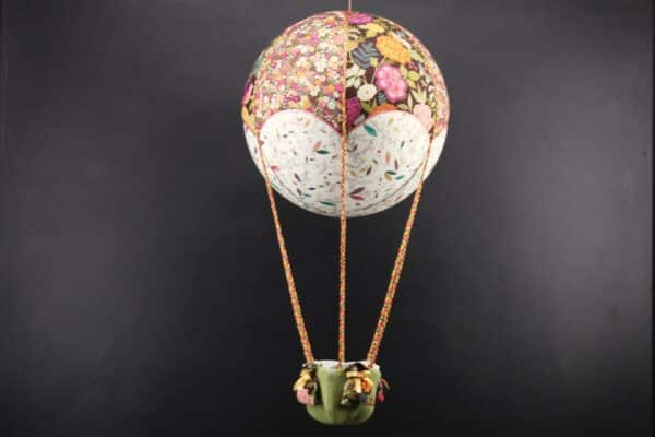 Montgolfière de décoration en tissus imprimés fleurs . Travail d'incrustation sur une boule de polystyrène. Cadeau original pour petits et grands. Atelier à Villefranque (64)