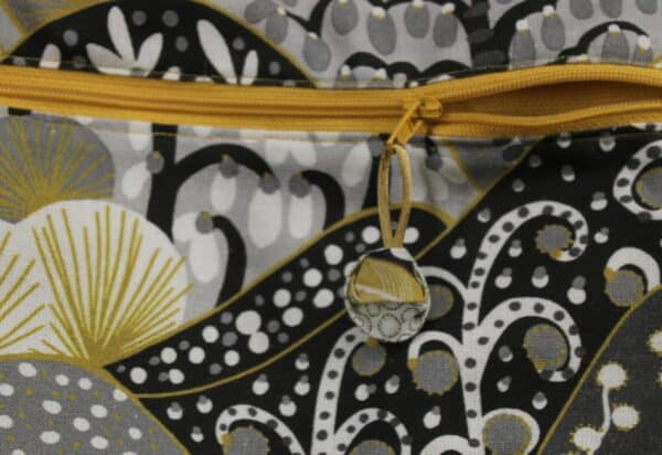 Poche intérieure en tissu imprimé , zippée et doublée pour un sac organisé. Atelier à Villefranque (64)