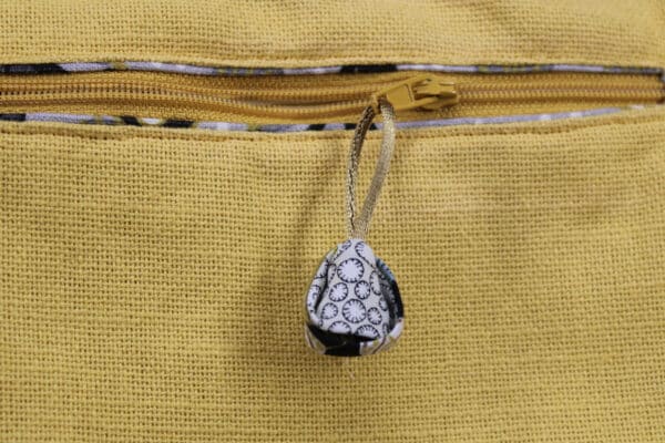 Poche intérieure , zippée et doublée pour un sac organisé. Atelier à Villefranque (64)