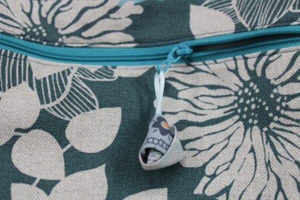 Poche intérieure en tissu imprimé , zippée et doublée pour un sac organisé. Atelier à Villefranque (64)