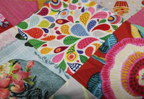 Carrés de tissus assemblés pour un sac origami de grande contenance. Atelier à Villefranque (64)