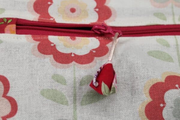 Poche intérieure en tissu imprimé , zippée et doublée pour un sac organisé. Atelier à Villefranque (64)