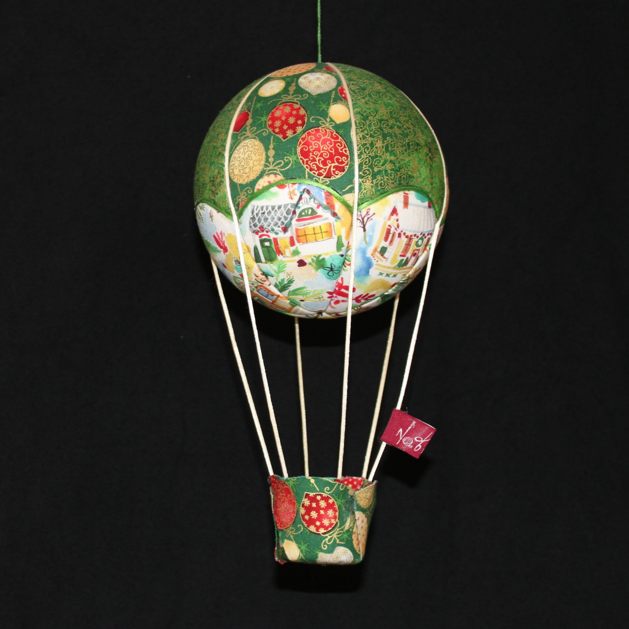 Montgolfière Nat'Fantaisies, en tissus imprimés boules de Noël. Idéal près du sapin ou dans l'entrée. Travail d'incrustation sur une boule de polystyrène. Atelier dans les Pyrénées Atlantiques (64)