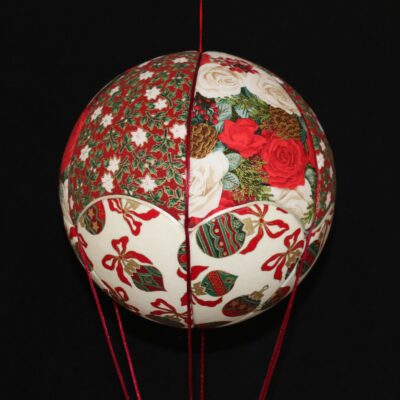 Boules de Noël et roses