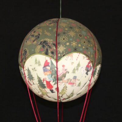 Montgolfière Noël en forêt
