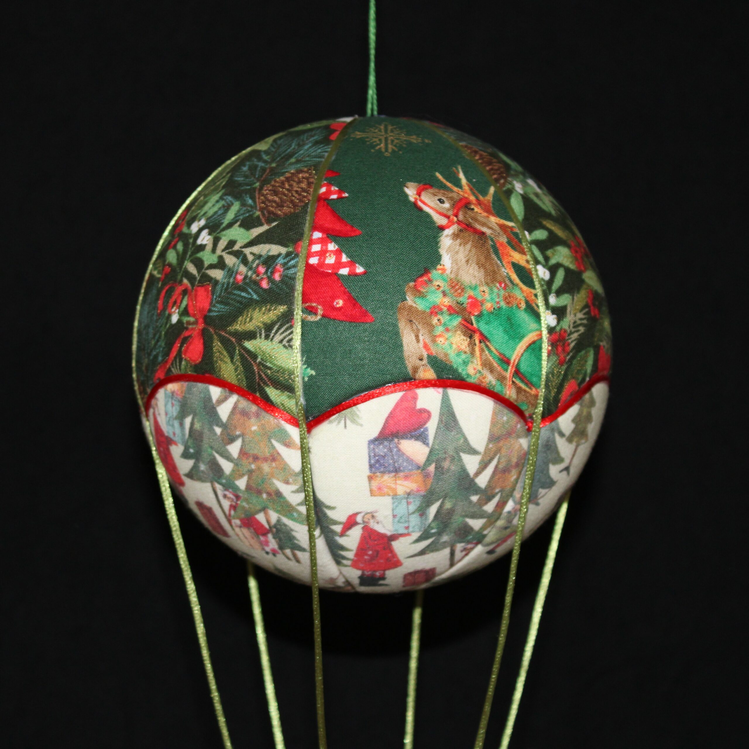 Tissus imprimés sur le thème de Noël pour une jolie montgolfière de décoration spéciale Fêtes. Atelier dans les Pyrénées Atlantiques (64)