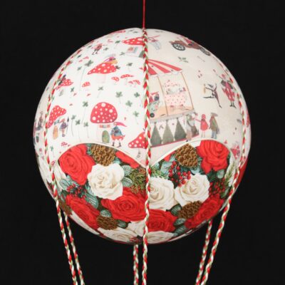 Montgolfière Noël, lutins et roses