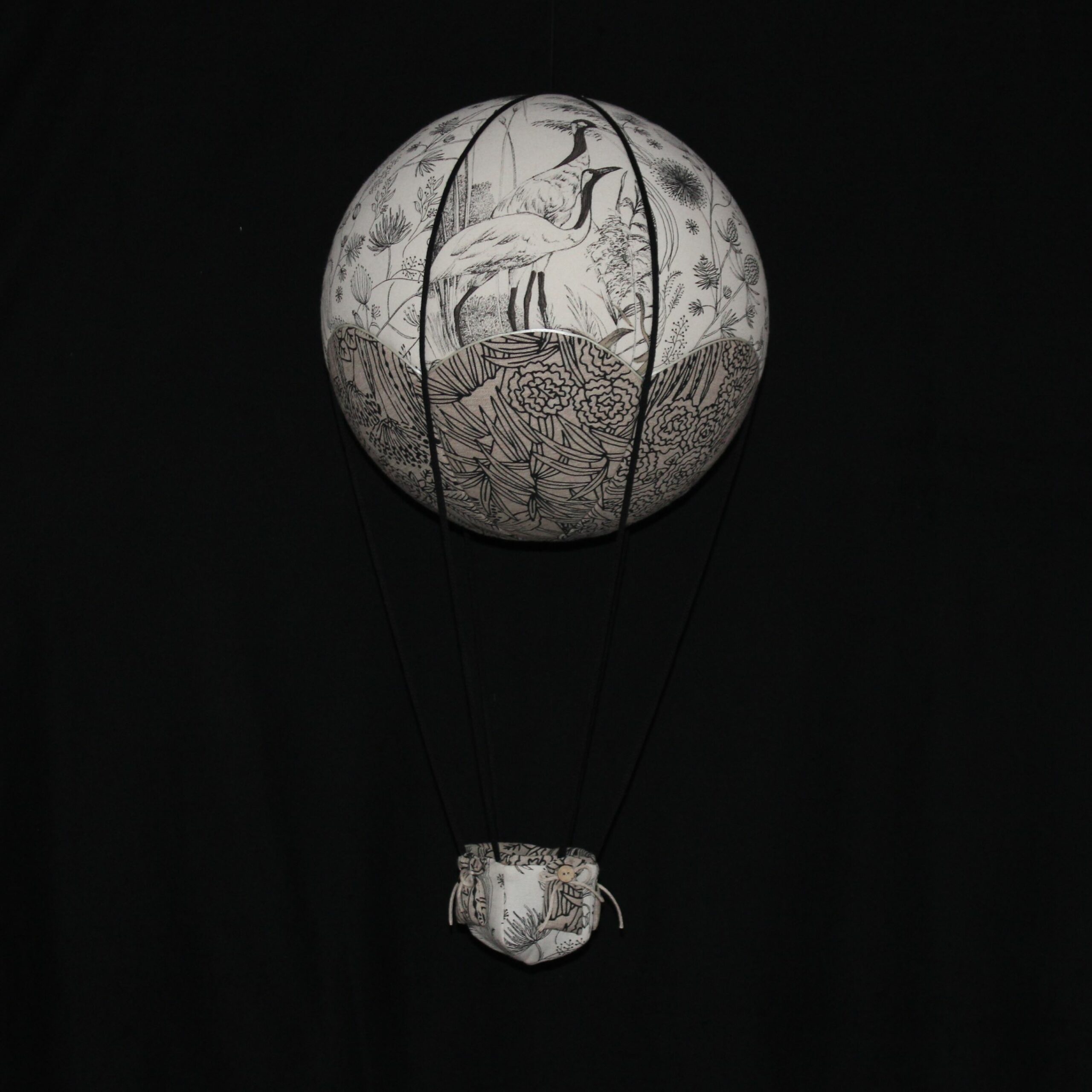 Montgolfière de décoration en tissus imprimés grues cendrées. Travail d'incrustation sur une boule de polystyrène.Elle donnera une note originale à une grande pièce . Atelier à Villefranque (64)