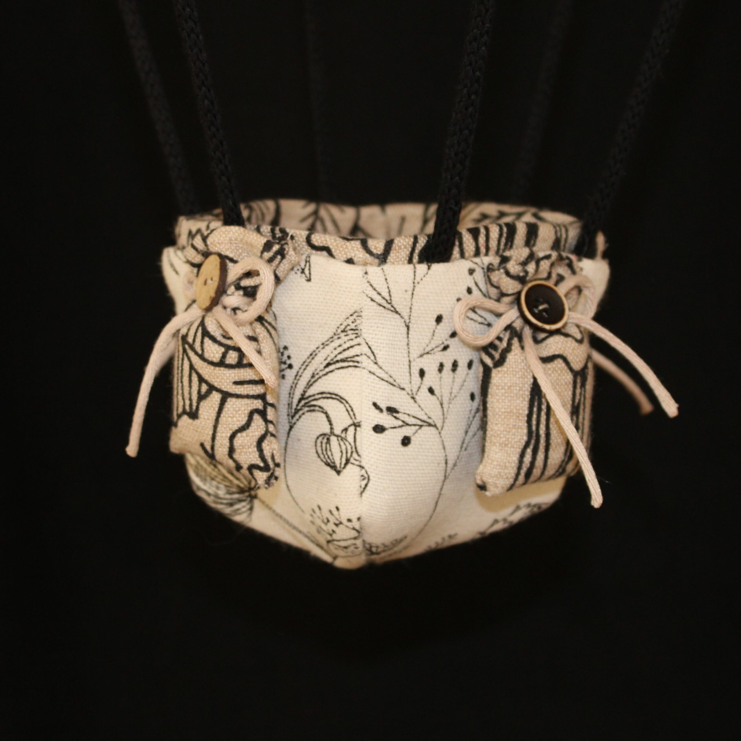 Panier en tissu molletonné, muni de petits sacs "lest" pour une jolie montgolfière "déco" XXL. Atelier dans les Pyrénées Atlantiques (64)