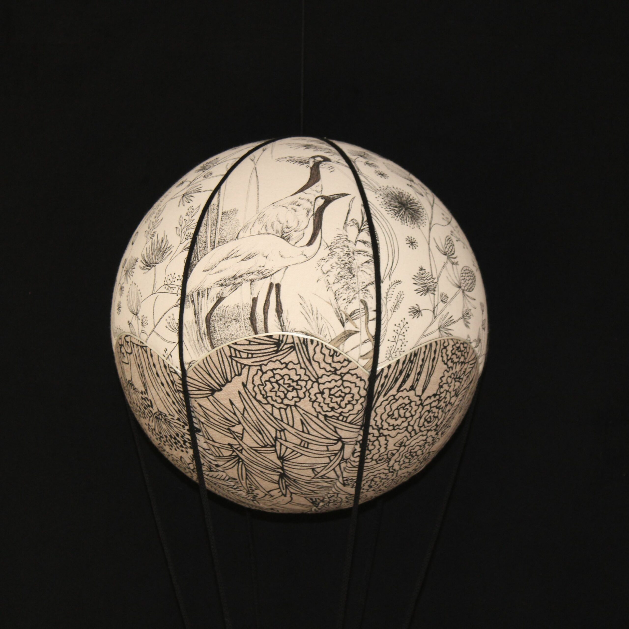 Tissus imprimés grues cendrées, pour une jolie montgolfière de décoration XXL. Atelier dans les Pyrénées Atlantiques (64)