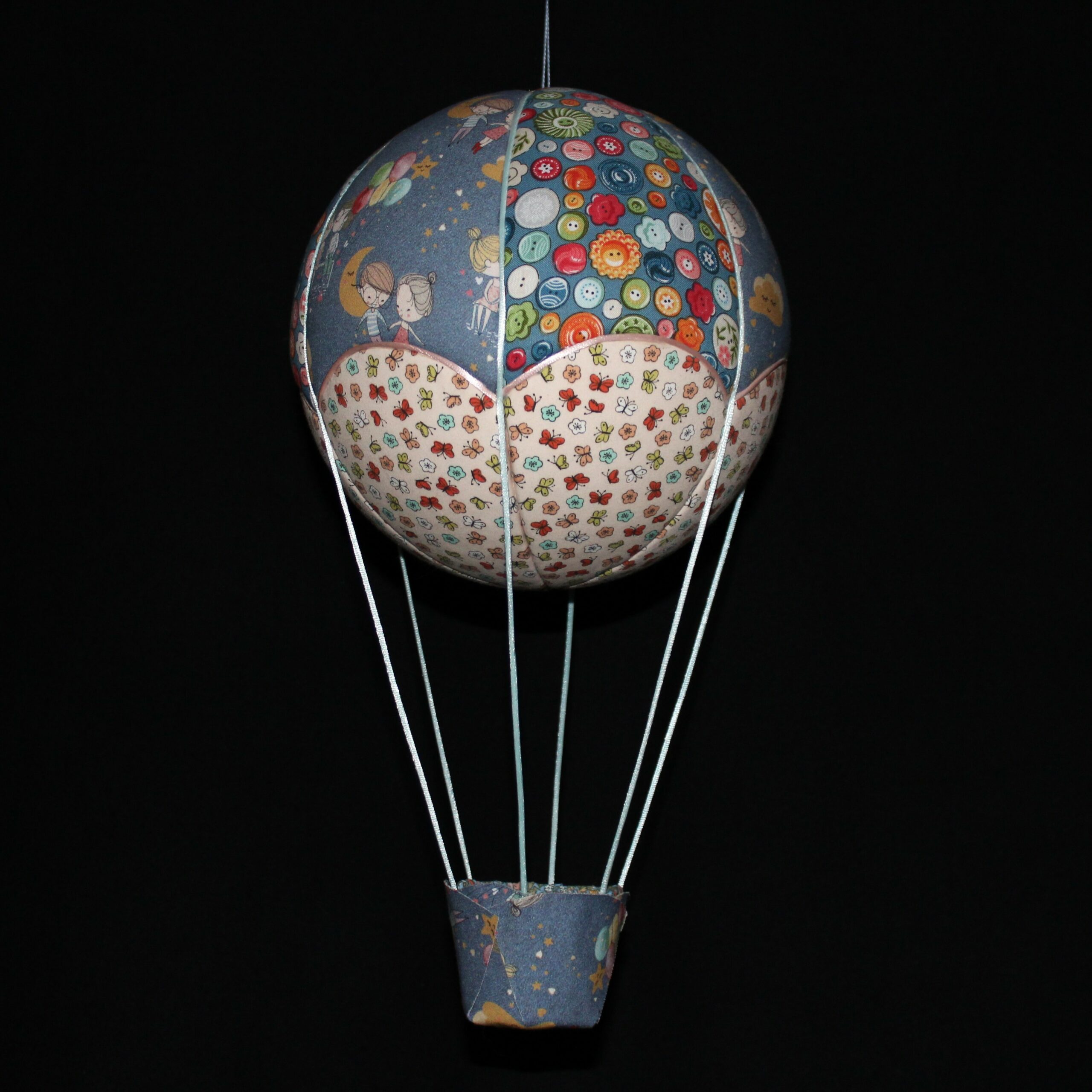 Montgolfière en tissus imprimés enfants, lune et ballons . Cadeau de naissance idéal. Travail d'incrustation sur une boule de polystyrène. Atelier dans les Pyrénées Atlantiques(64)